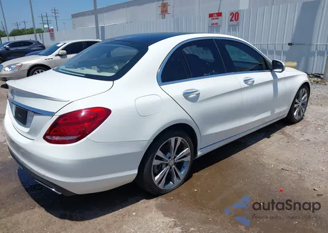 2015 Mercedes-Benz C 300 Luxury/Sport z USA, uszkodzony, nr VIN 55SWF4JB3FU081407